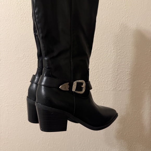 NWT Windsor Faux Leather Pointed Toe Buckle Boot Black Size 8 - Picture 2 of 5